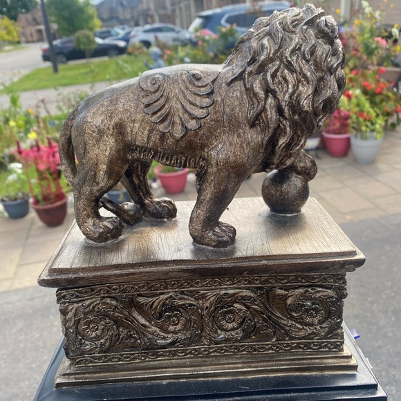 Mini gold lion statue - Picture 2 of 5